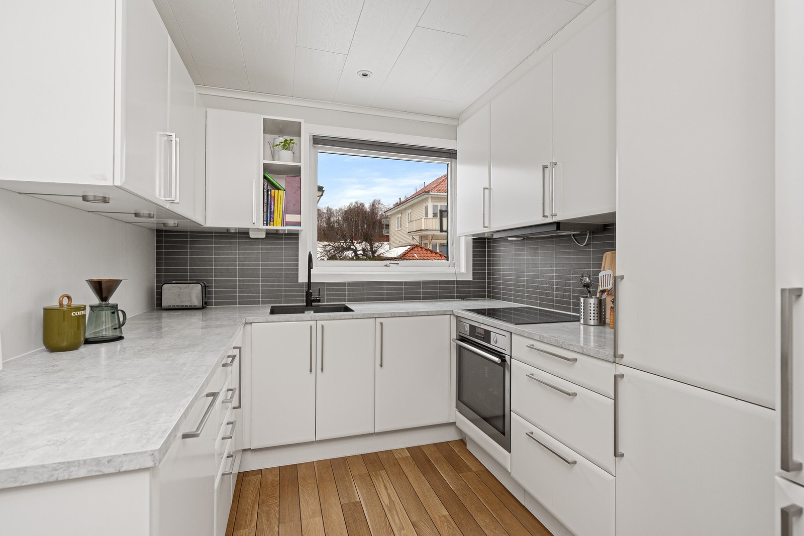 - Meget pent, tidløst kjøkken som ble byttet i 2014 - Galleribilde