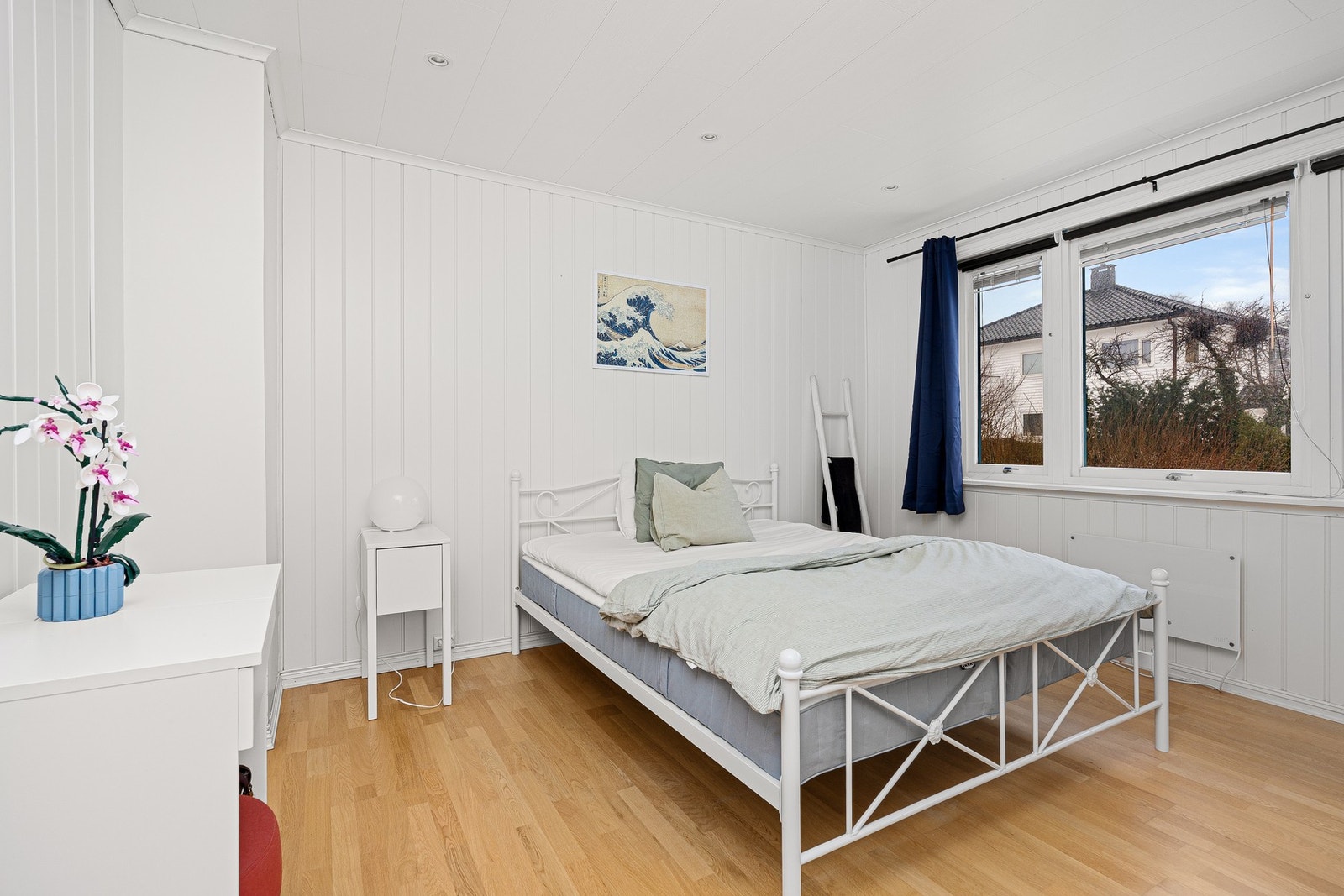 - Soverommet er meget romslig og det er god plass til ønsket garderobeløsning - Galleribilde