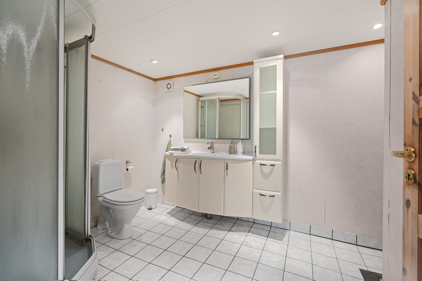 - Tilgang til bad i denne etasjen også | Enkel standard på bad, men romslig med dusjkabinett og opplegg for vaskemaskin - Galleribilde