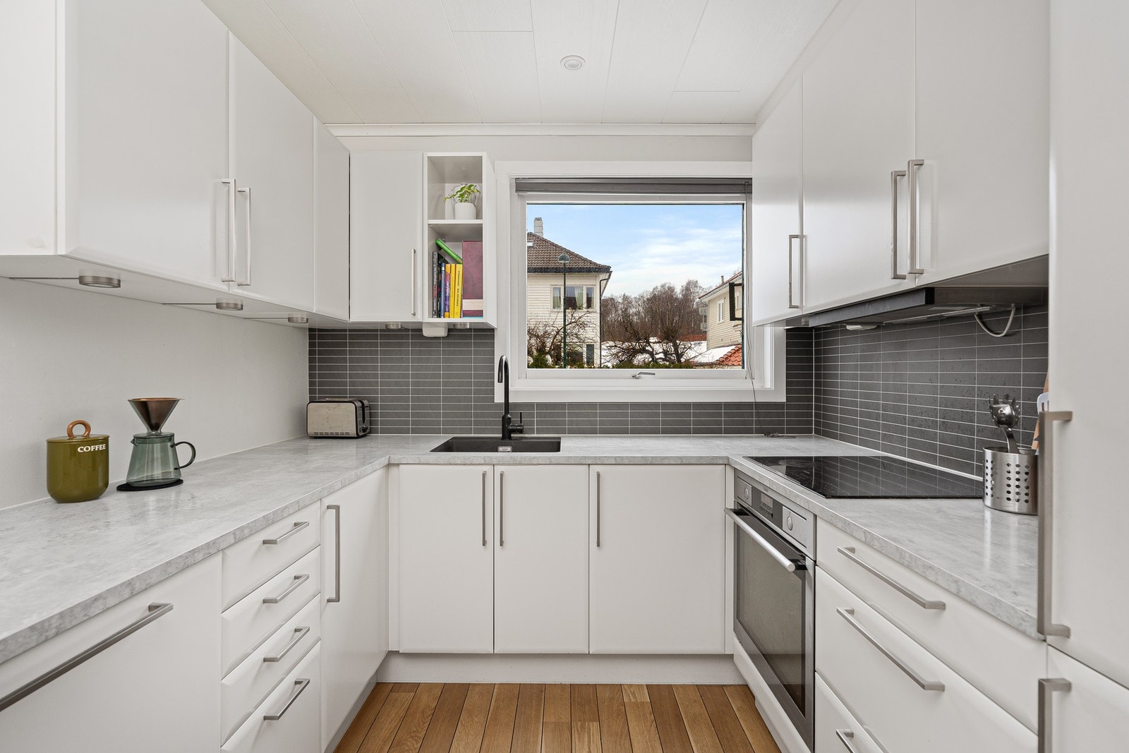 - Innholdsrikt med god skap/benkeplass | Hyggelig med vindu på kjøkkenet også - Galleribilde