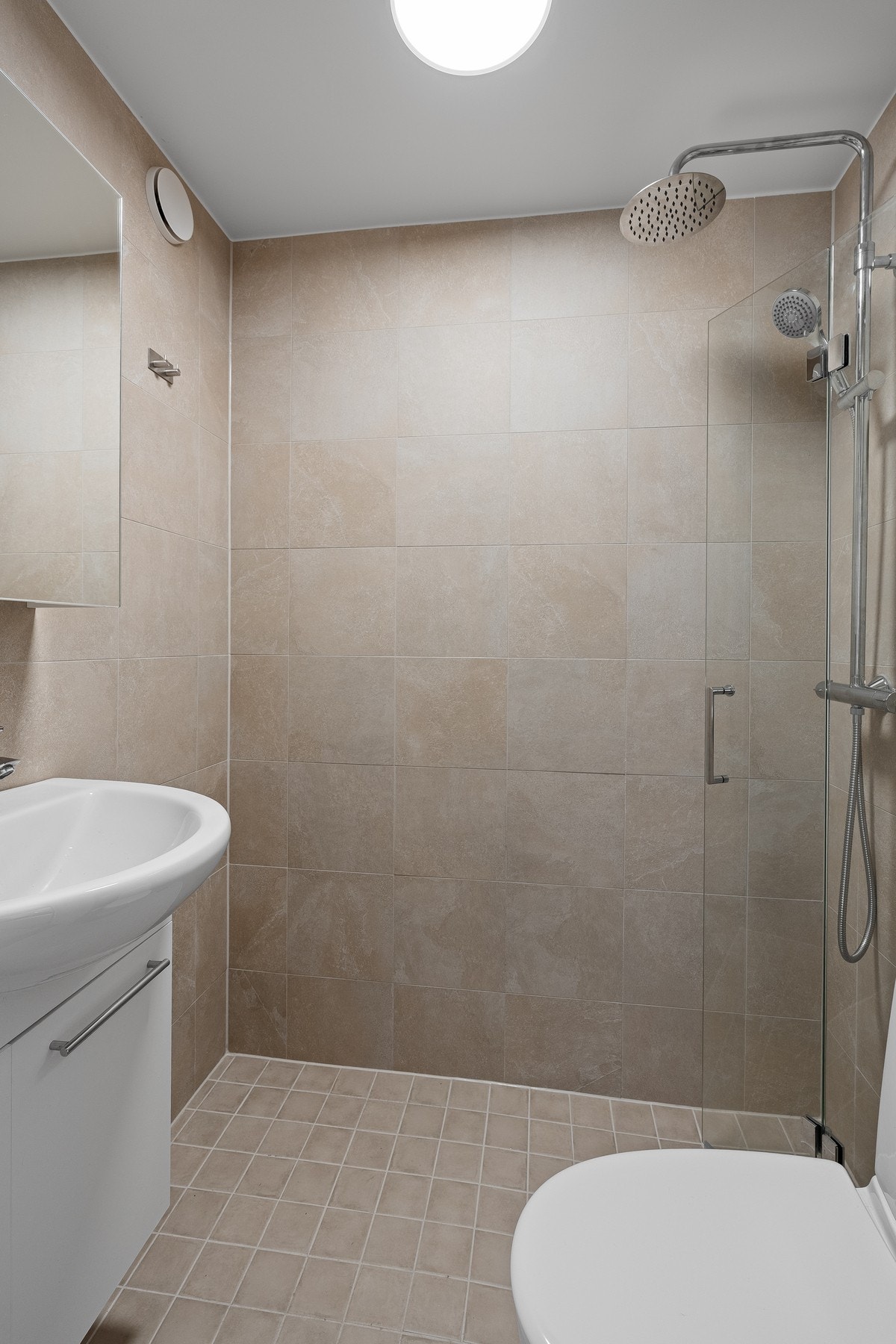 - Flott, totalrenovert bad fra 2025 | Innfellbare dusjvegger for en praktisk løsning - Galleribilde