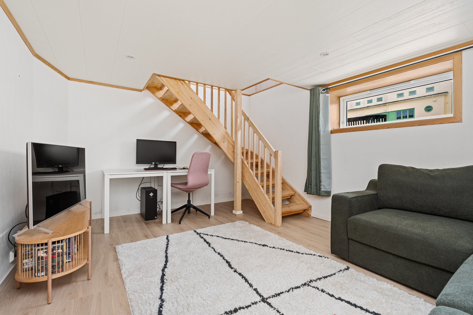 - Ned til underetasjen brukes det i dag til kjellerstue og bad | Kjeller er ikke søkt innredet slik det er i dag - Galleribilde