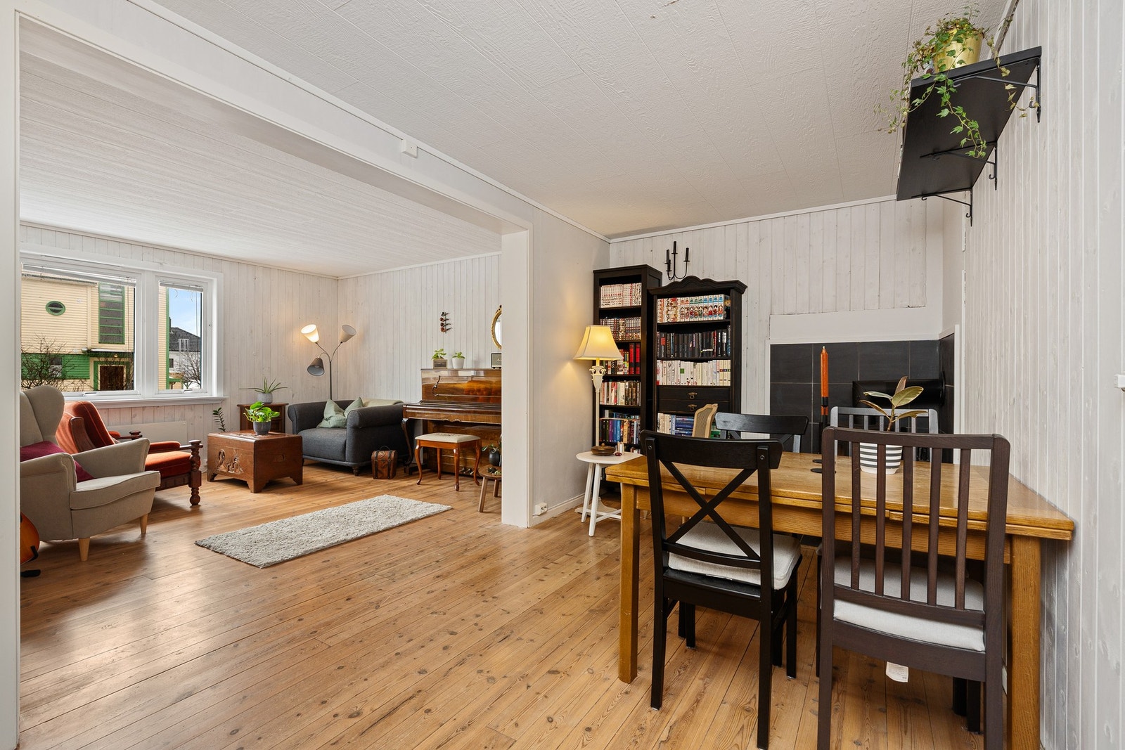 - Romslig stue med god plass til sofagruppe og tilhørende møbler | Sjarmerende og orginale tregulv som er bevart - Galleribilde