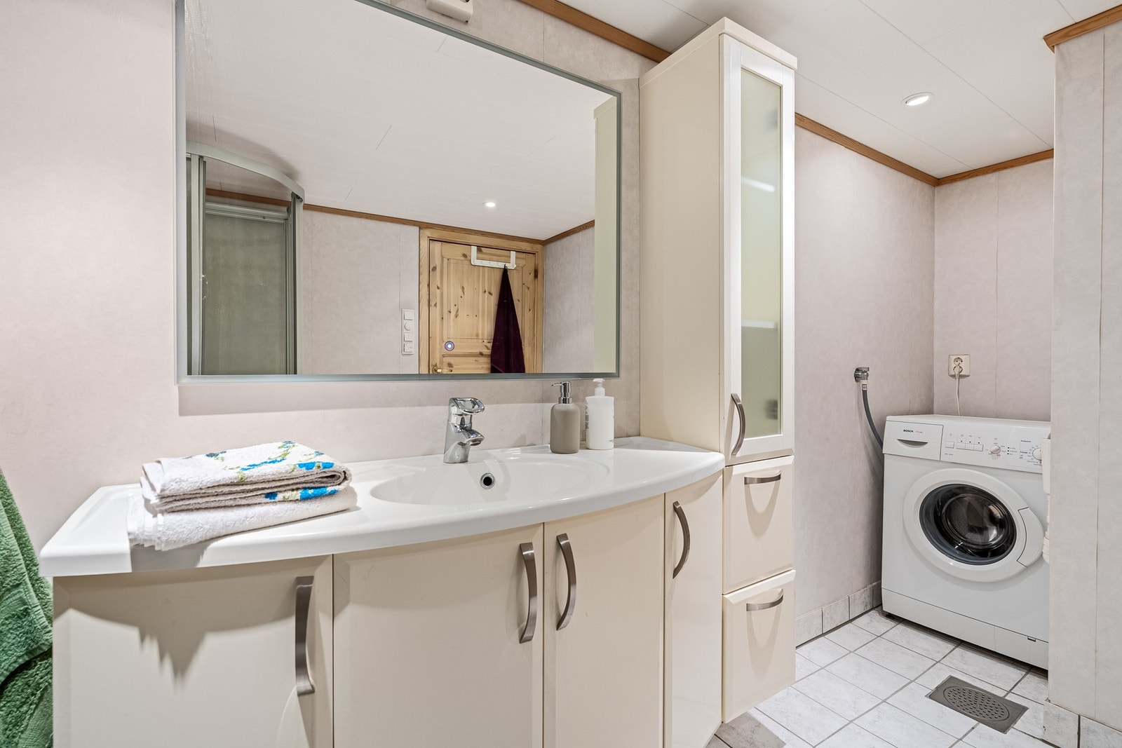 - Bad/vaskerom med opplegg for å kunne ha vaskemaskin/tørketrommel - Galleribilde