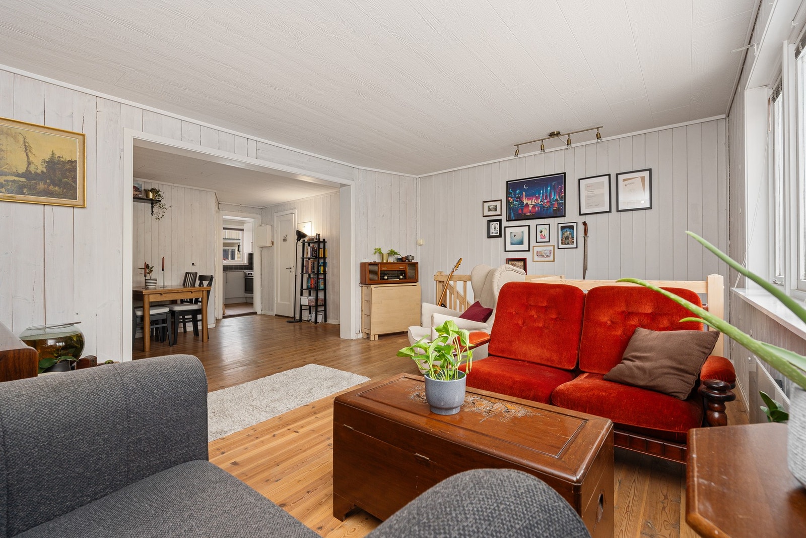 - Leiligheten strekker seg over to etasjer med god planløsning - Galleribilde