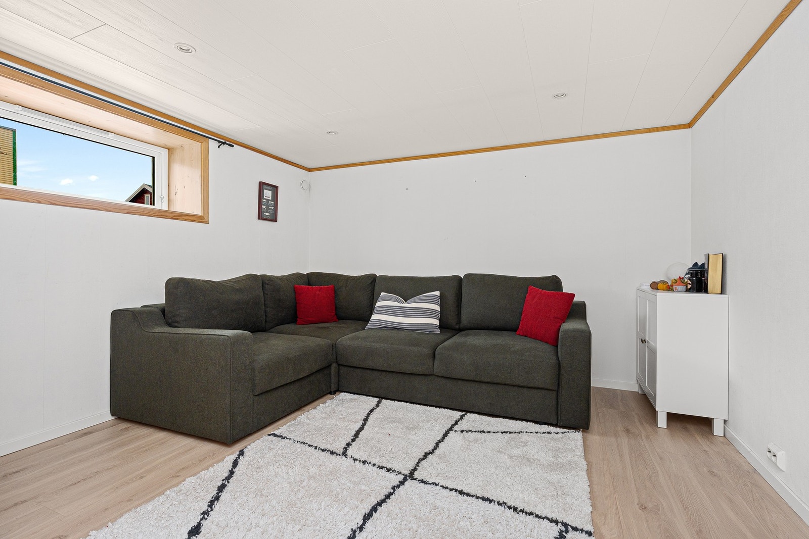 - Rommet brukes i dag til TV-rom og gjesterom | Det er i nyere tid lagt nytt gulv med varmekabler - Galleribilde