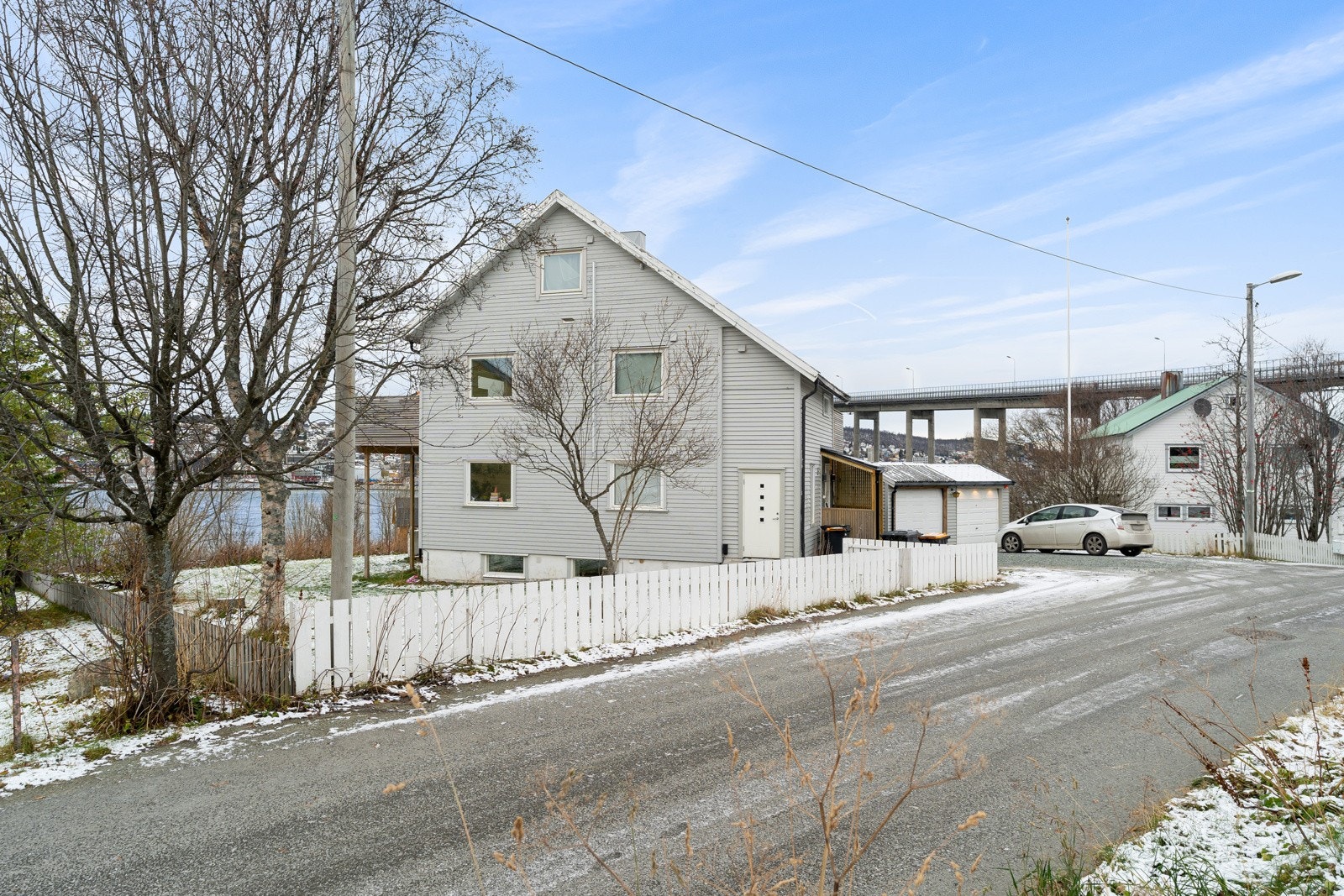 Leiligheten er beliggende sentralt i Tromsdalen kun et steinkast fra Ishavskatedralen