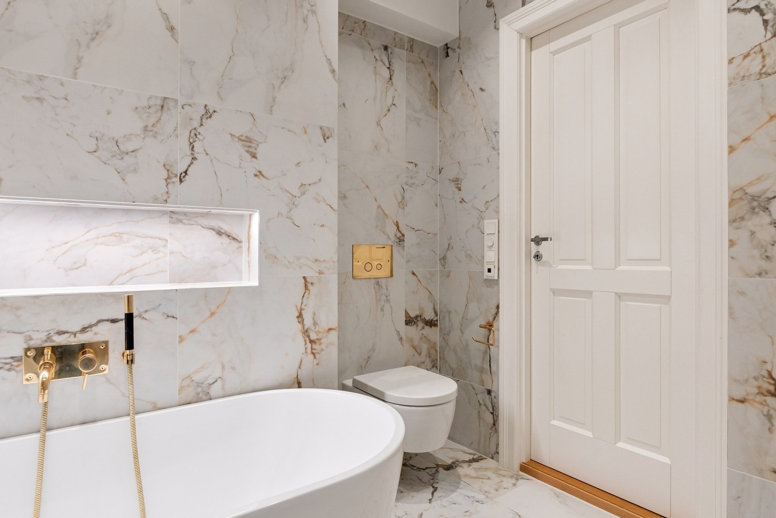 Baderommet har termostatstyrte varmekabler i gulv, downlights i himling, samt opplegg for vaskemaskin. Galleribilde