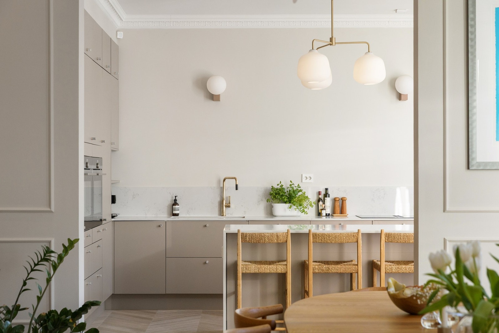 Her oppfyller leiligheten alle boligeieres drøm hos klassiske boliger, en fantastisk rom-på-rom følelse. Galleribilde