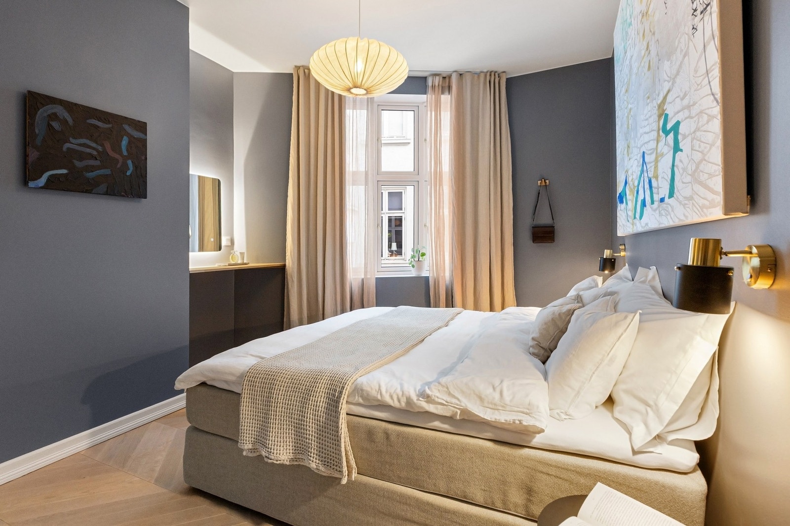 Romslig og innbydende hovedsoverom med god plass til stor dobbeltseng, nattbord og annet ønsket møblement. Galleribilde