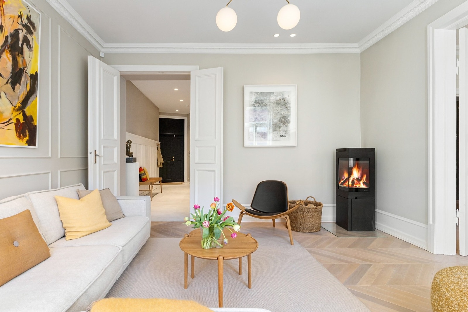 I tillegg er det en flott peisovn som er med på å skape en ekstra god atmosfære på kjølige høst- og vinterkvelder. Galleribilde