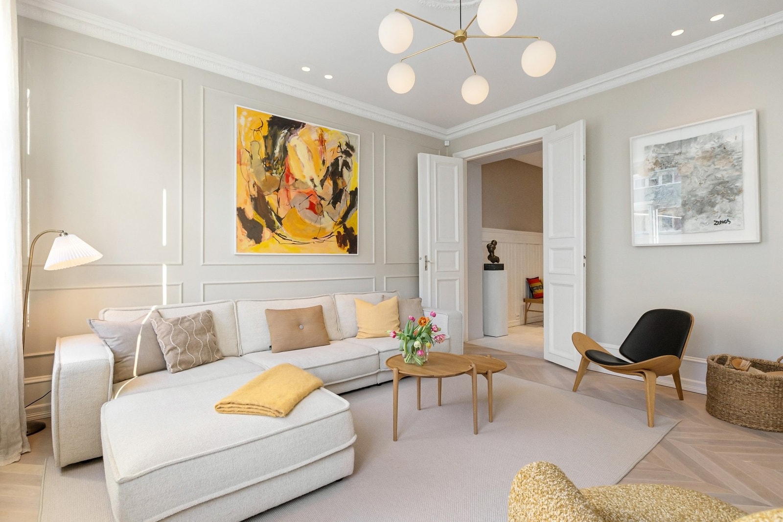 Kombinasjonen av rommenes størrelse, gjennomgående planløsning, stue-på-stue og store vindusflater som slipper inn rikelig med naturlig lys gir en magisk romfølelse. Galleribilde