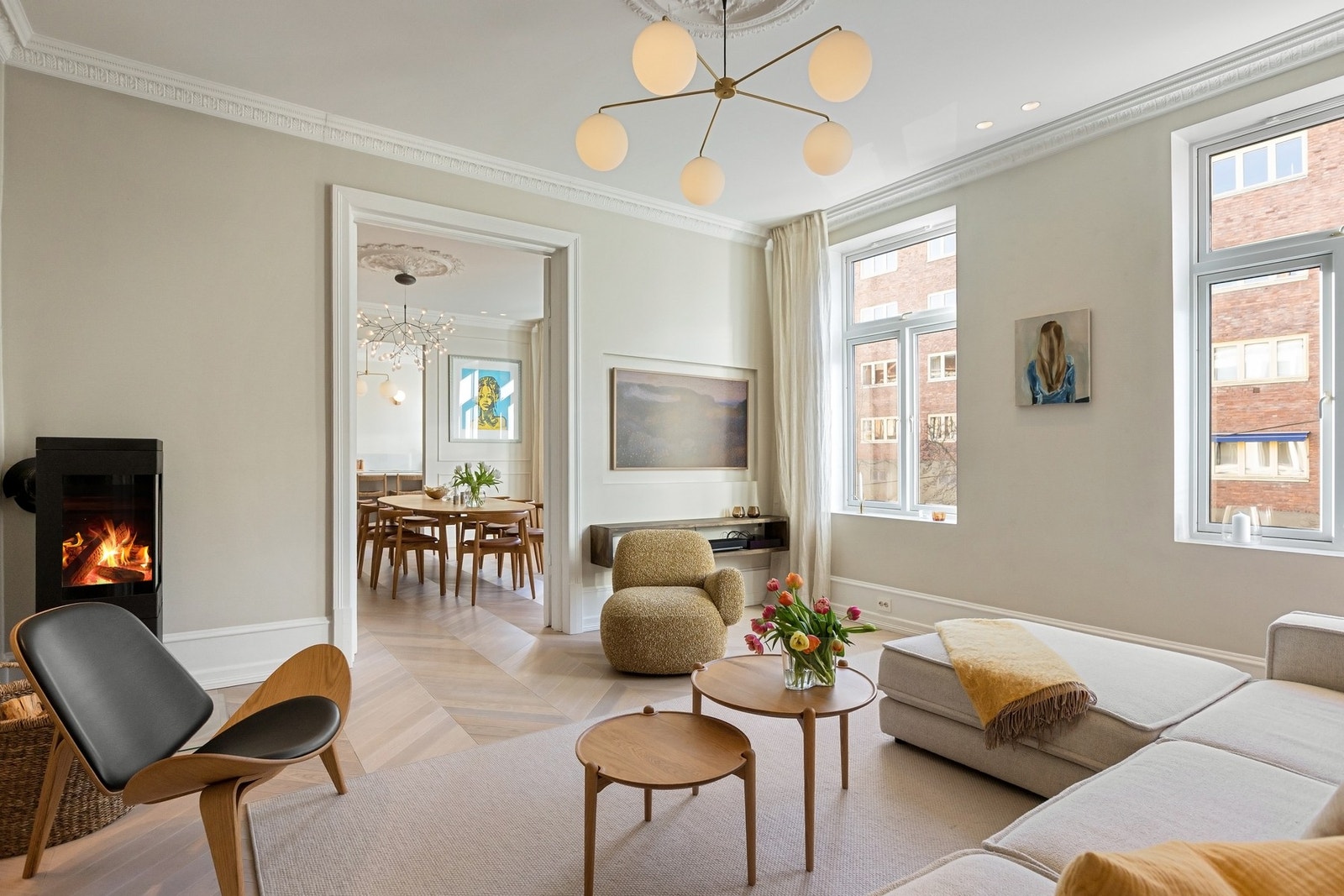 De store vindusflatene og den gode takhøyden på ca. 3 meter underbygger den gode følelsen av plass. Galleribilde