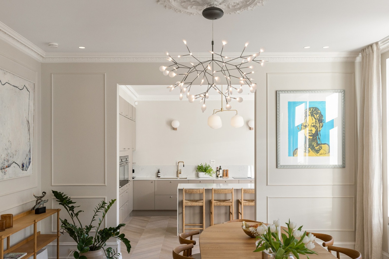 Leilighetens klassiske rom-på-rom planløsning tar deg fra to luftige stuer og videre inn til leilighetens romslige kjøkken Galleribilde