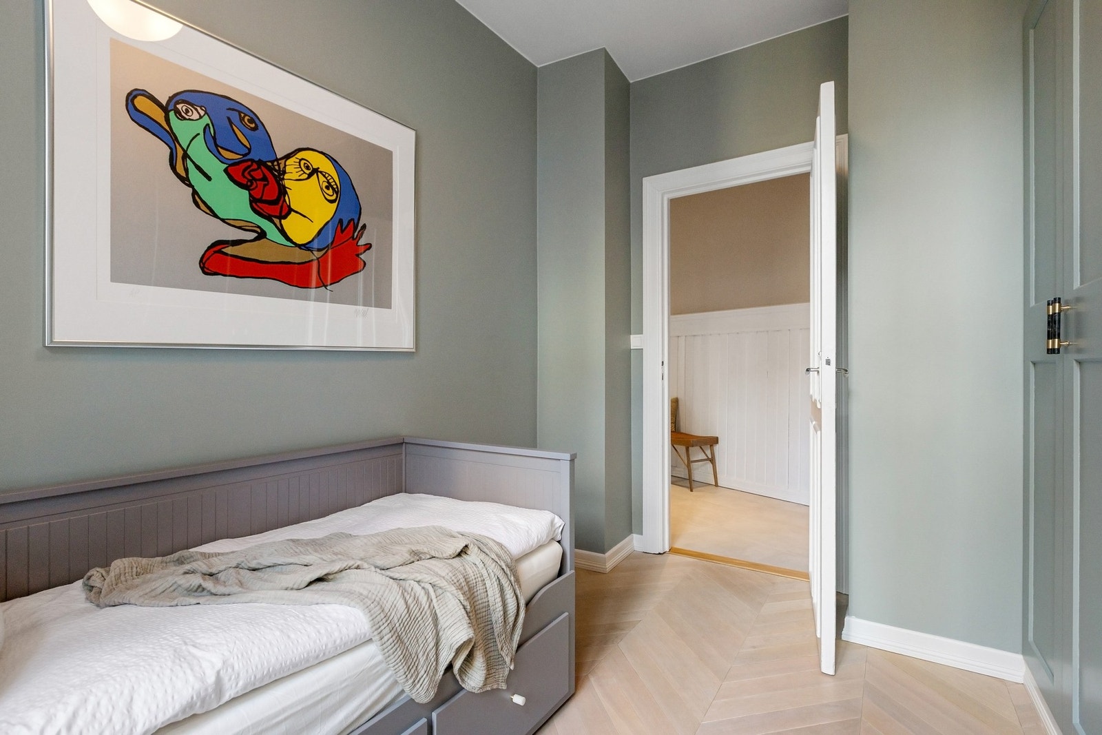 Soverom 2 passer perfekt som et gjesterom, barnerom, kontor eller en kombinasjon av dette. Galleribilde