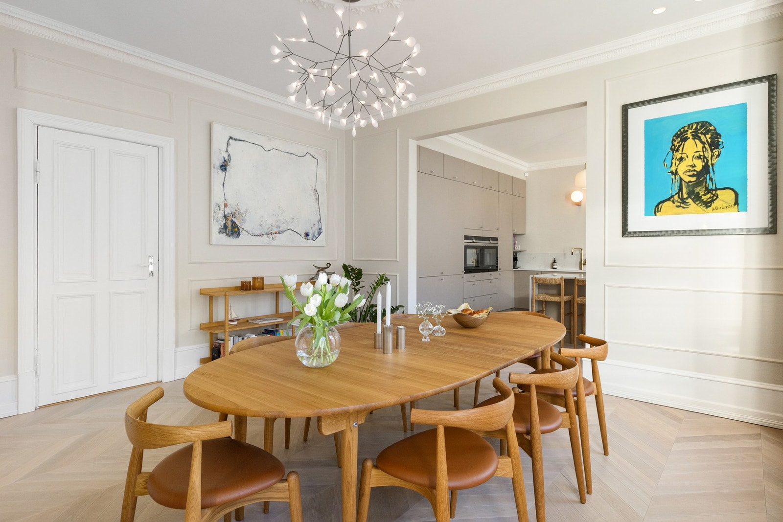 Spisestuen gir god plass til stort spisebord hvor du kan samle venner og familie til selskap Galleribilde