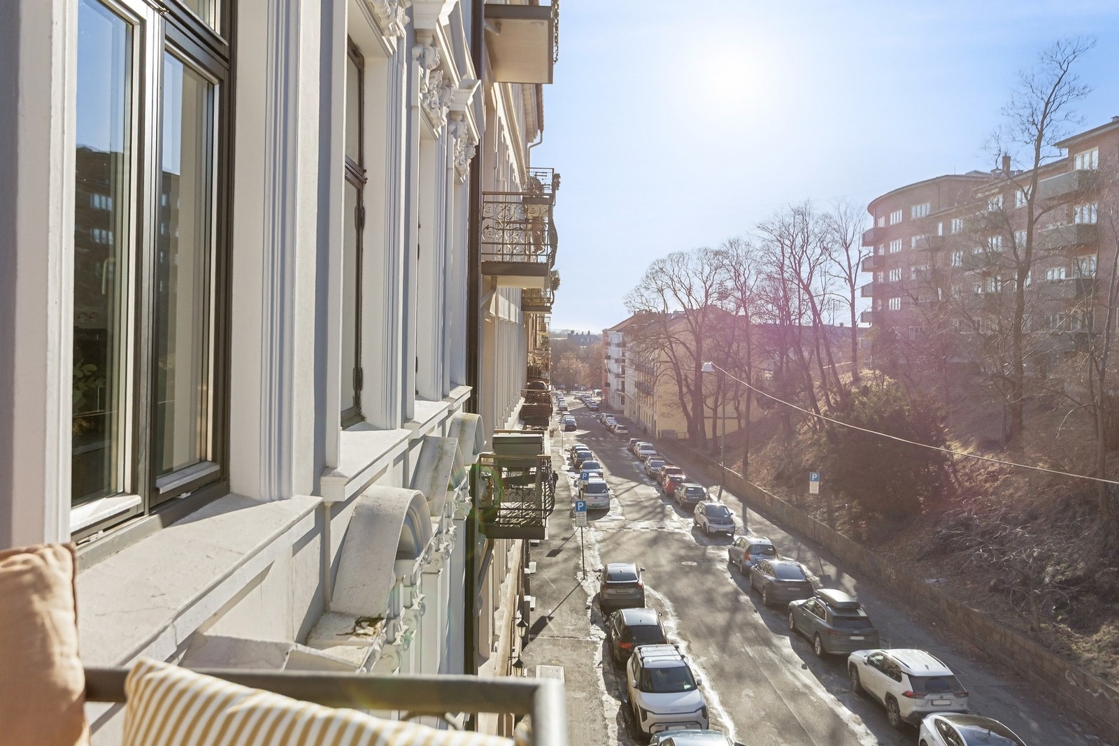 Leiligheten har god beliggenhet vekk fra Ullevålsveien og mot lite trafikkert sidegate/blindvei (Colletts gate). Galleribilde