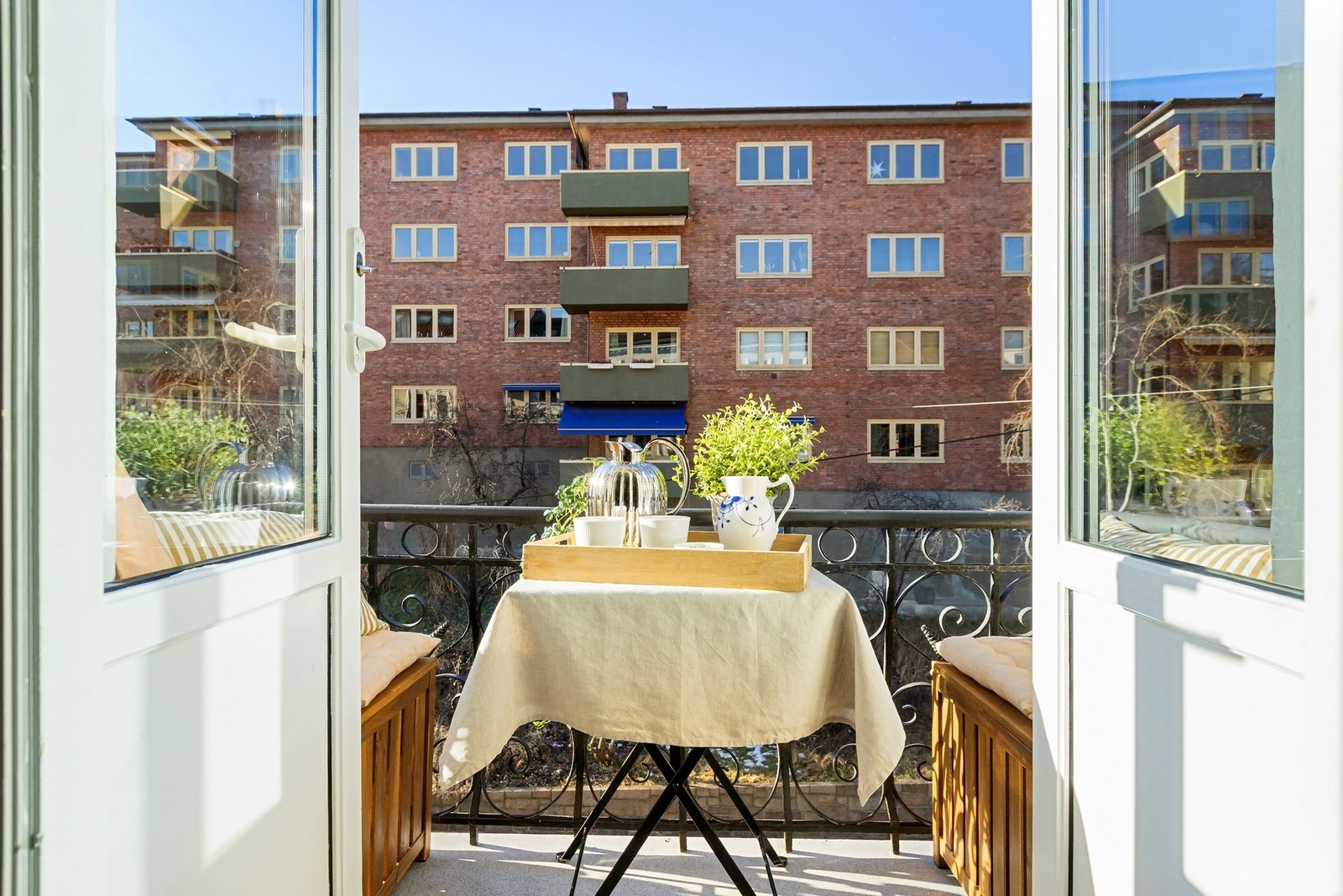 Fra kjøkkenet har du direkte tilgang til vestvendt balkong mot rolig sidegate og blindvei. Galleribilde