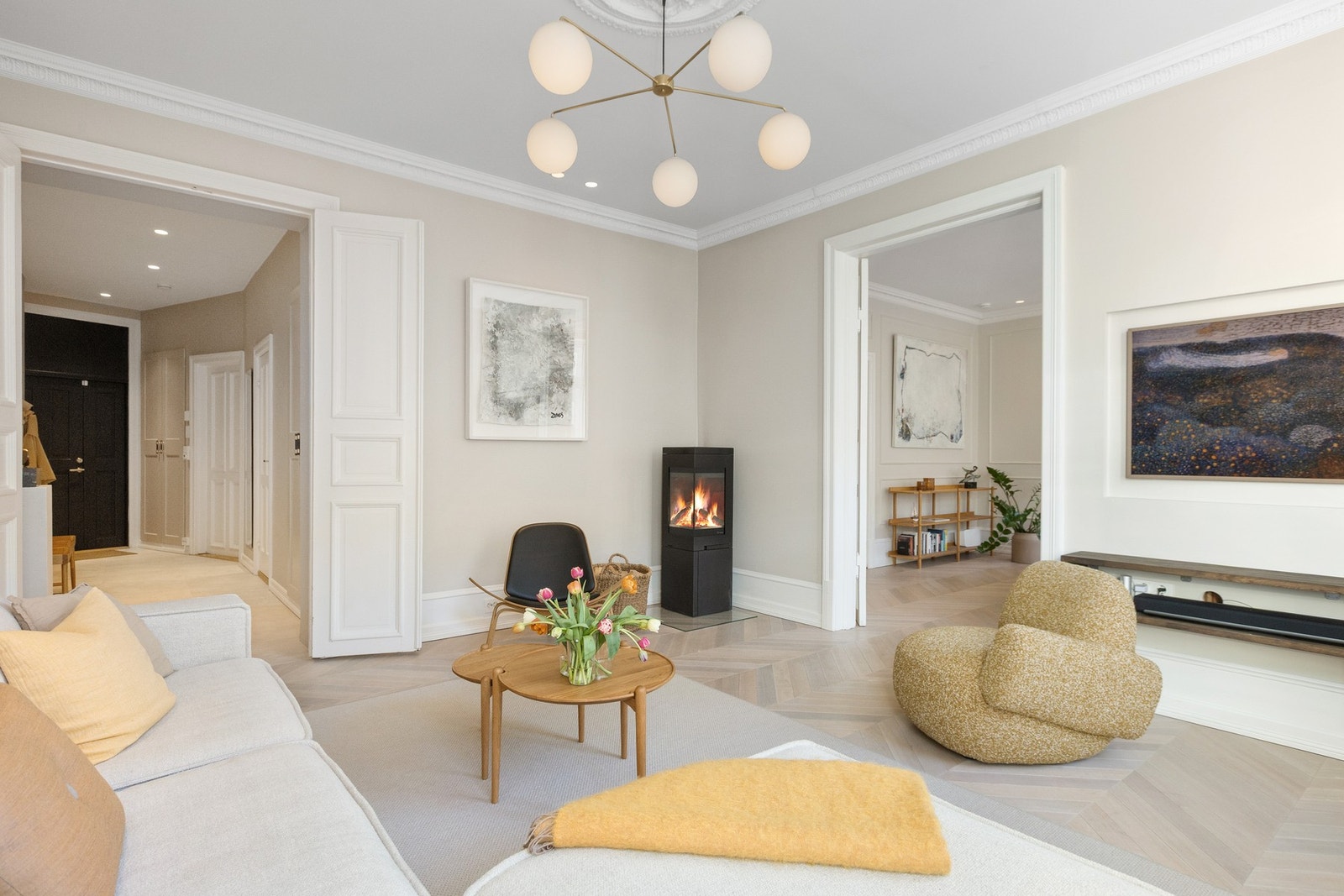 Lys og romslig stue med store vindusflater som gir rikelig med naturlig lys og en flott romfølelse. Galleribilde