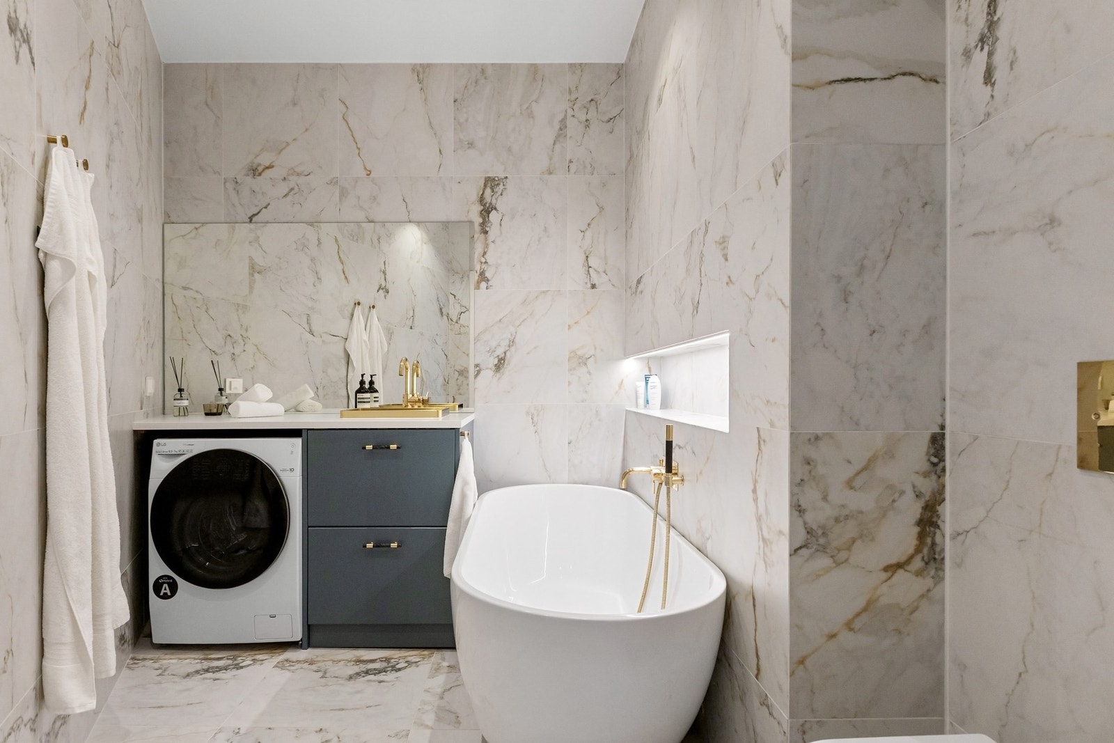 Lekkert baderom med marmorfliser. Galleribilde