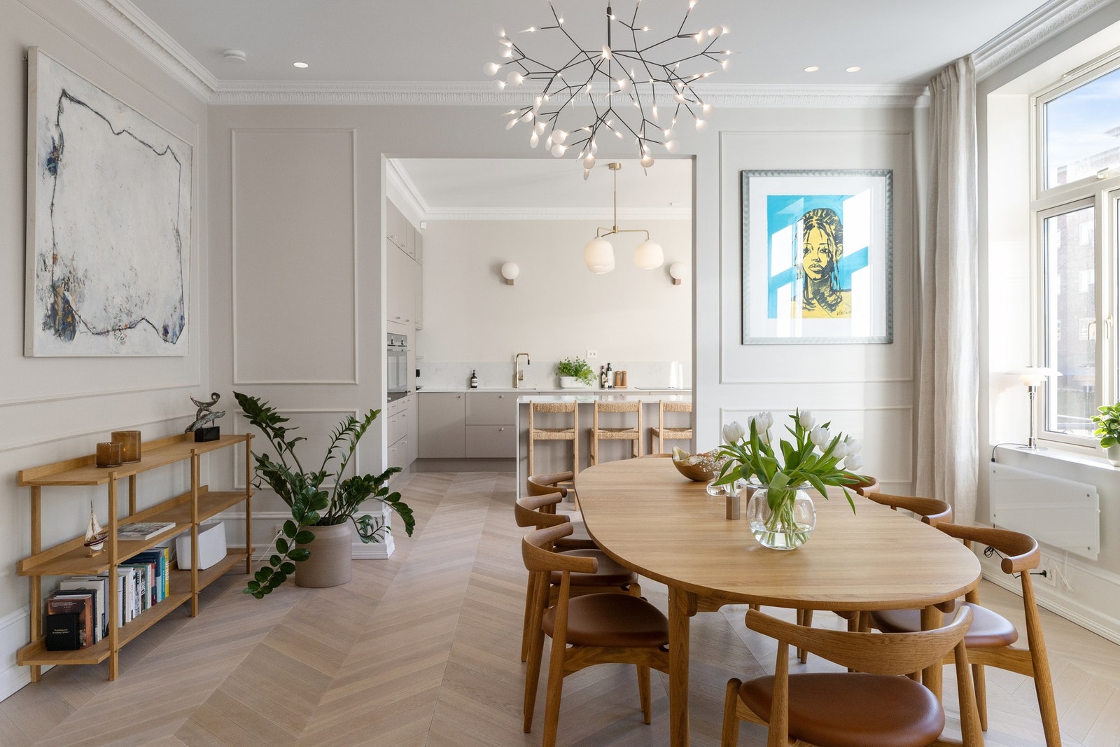 Svært lekker, påkostet og klassisk 4-roms selveierleilighet med vestvendt balkong beliggende meget ettertraktet til i hjertet av St. Hanshaugen, rett ved parken. Galleribilde