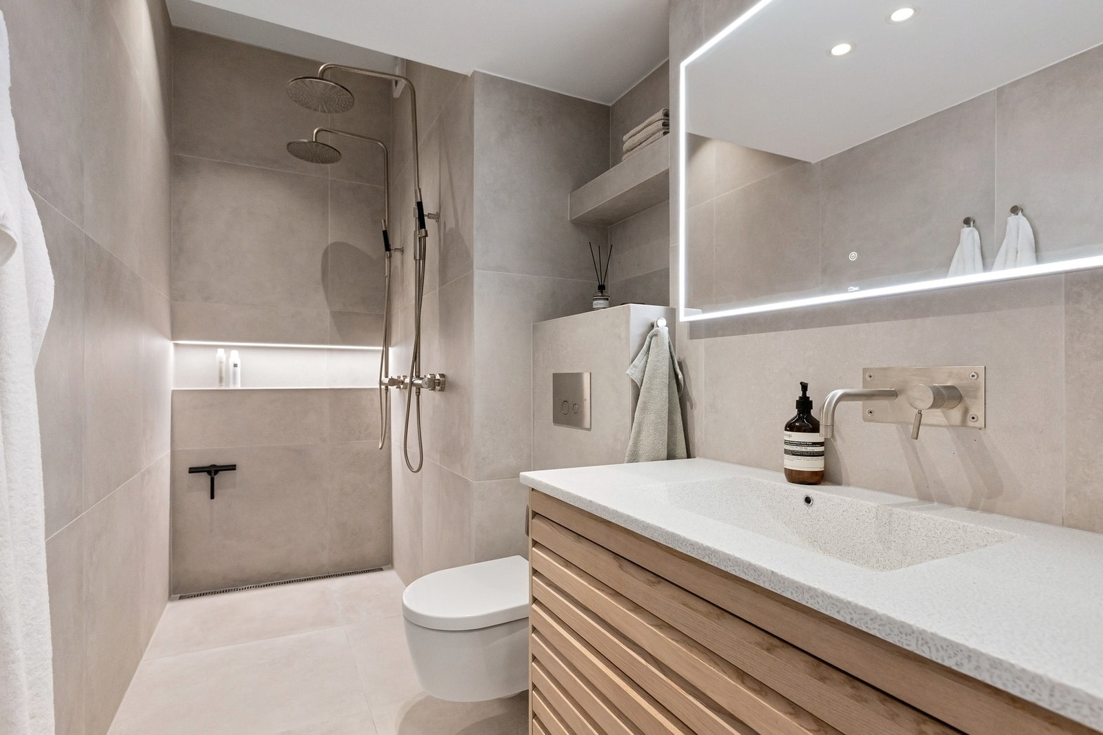 Delikat og tidløst baderom pusset opp i 2021, i regi av tidligere eier. Galleribilde