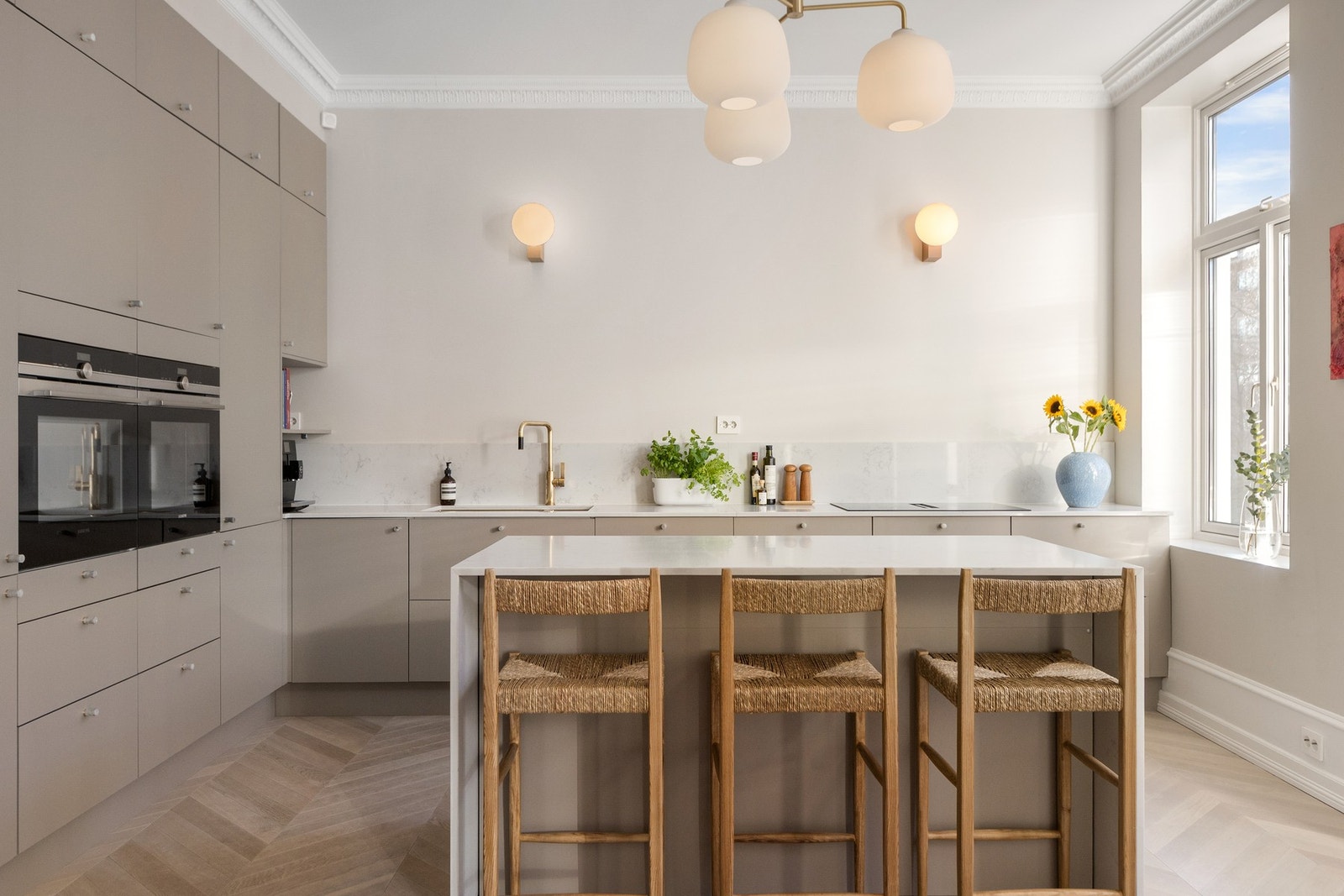 Lekker benkeplate av komposittstein med nedfelt kum i rustfritt stål, samt nydelig belysning på vegg. Galleribilde