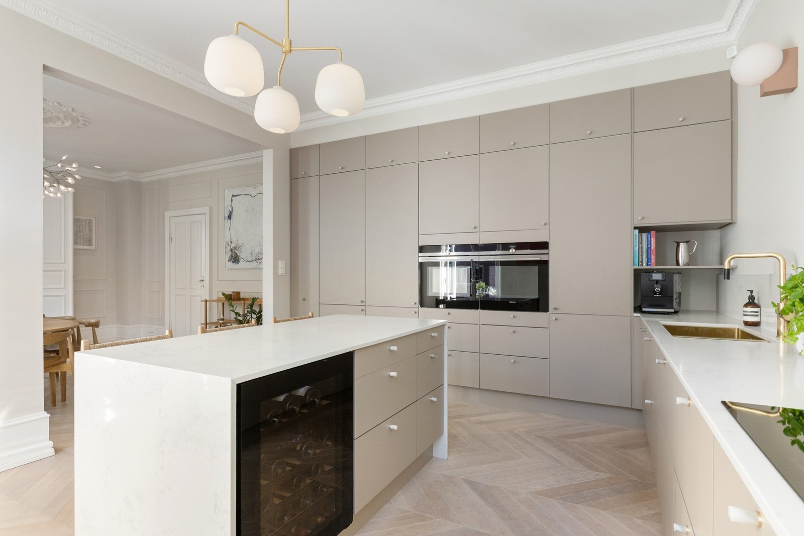 Her har du rikelig med skap- og benkeplass. Galleribilde