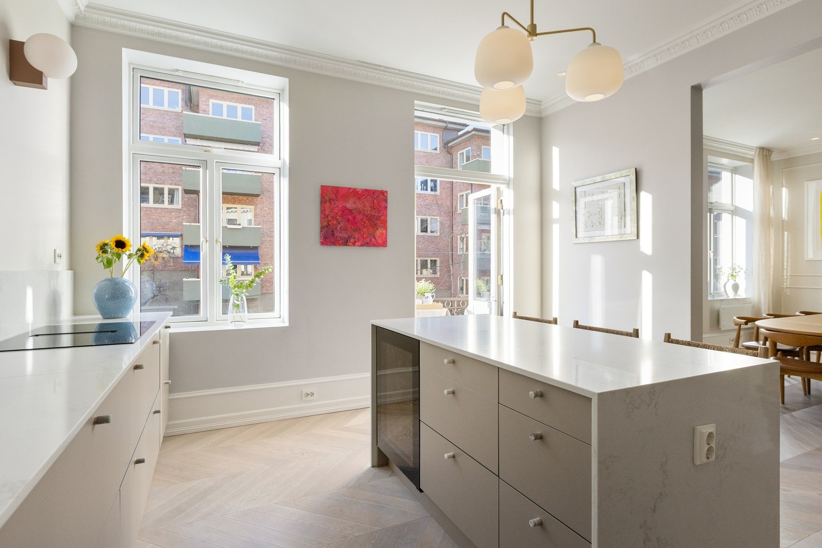 Kjøkkenet har stilren kjøkkeninnredning fra 2021, levert av kvalitetsleverandør HTH. Galleribilde