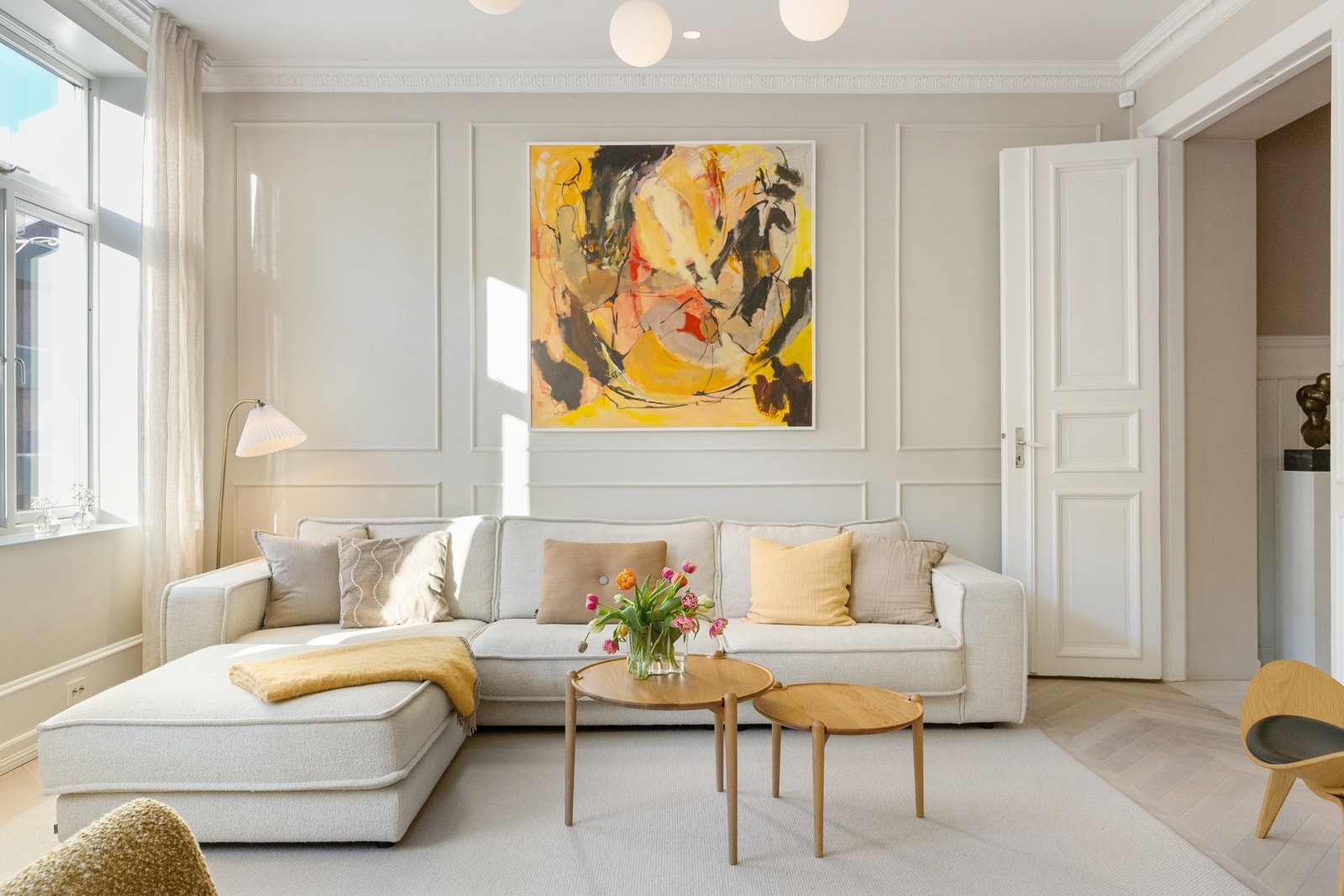 Stuen gir god plass til en fin sofagruppe, mediemøblement og annet ønskelig møblement. Galleribilde