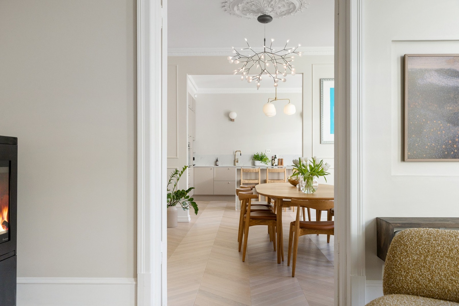 Fra stuen kan du tre inn i leilighetens herlige spisestue via klassiske fløydører. Galleribilde