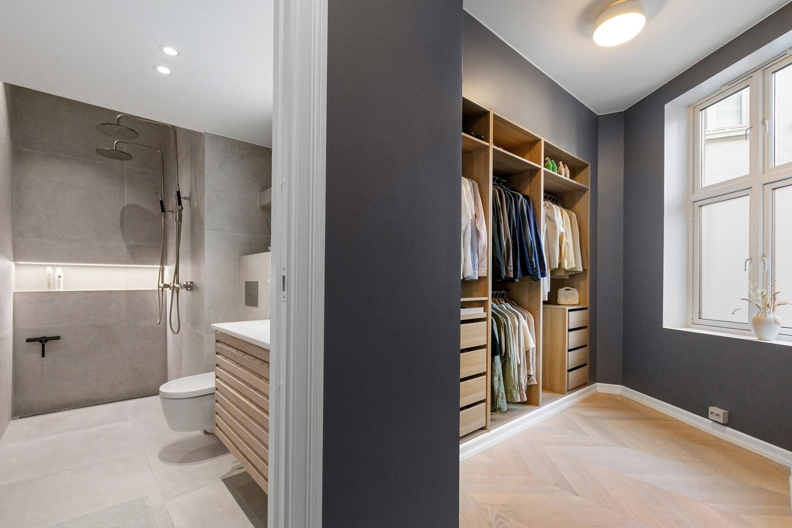 Hovedsoverommet fungerer som en flott, privat sone med direkte tilgang til lekker baderom og stort omkledningsrom. Galleribilde