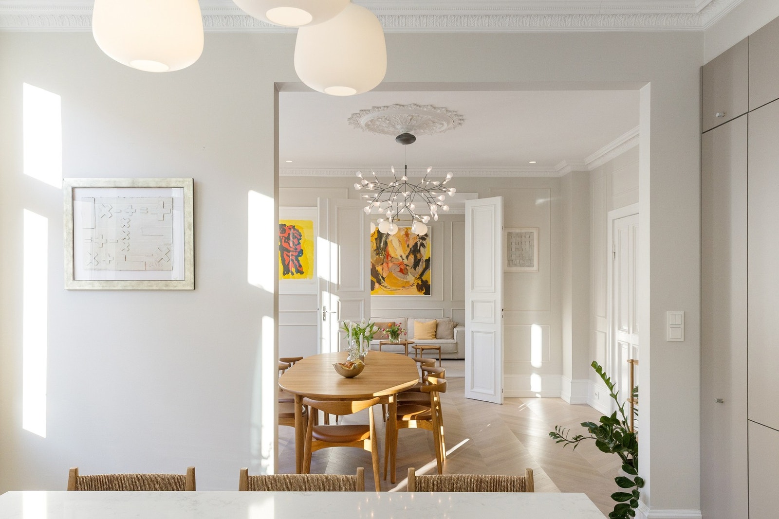 Hele tre luftige rom på rad og rekke med store åpninger og doble fløydører mellom rommene. Galleribilde