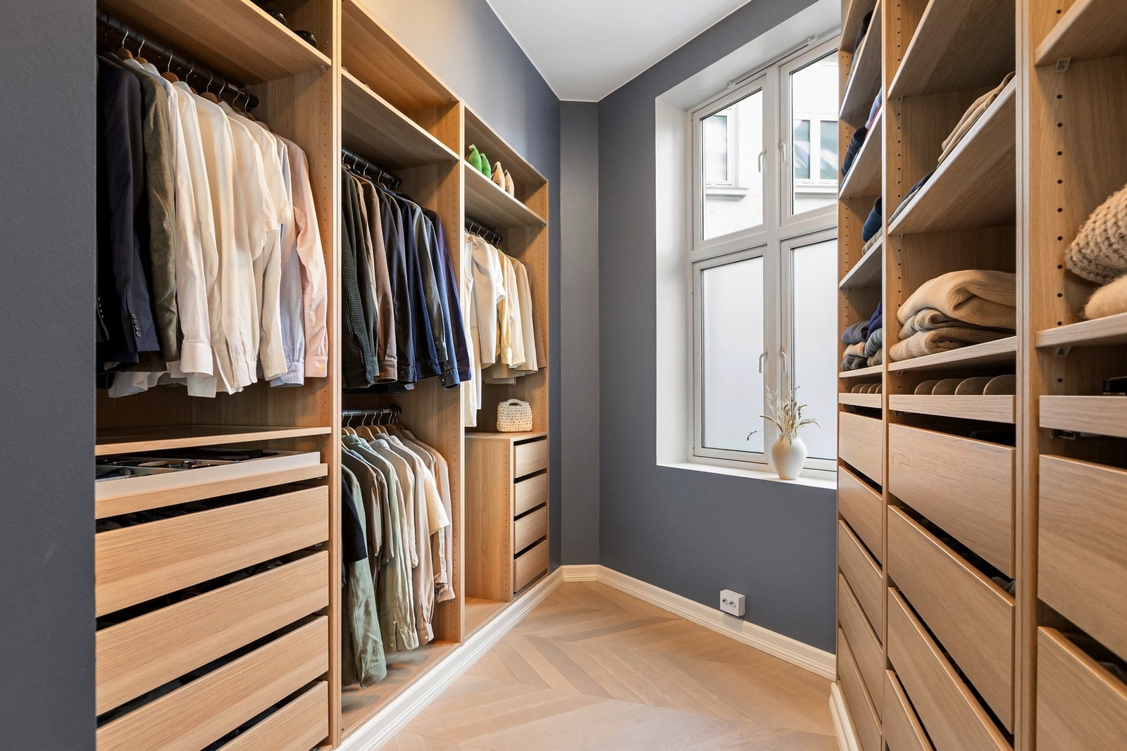 Omkledningsrommet er innredet med plassbygget åpen garderobeløsning Galleribilde