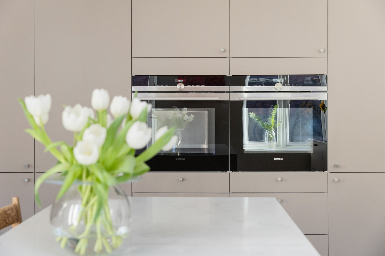 Innredningen er velutstyrt med helintegrerte hvitevarer fra Siemens som induksjonsplatetopp med innebygget ventilator, stekeovn, komfyr/mikrobølgeovn, vinskap, oppvaskmaskin og kjøl-/fryseskap. Galleribilde