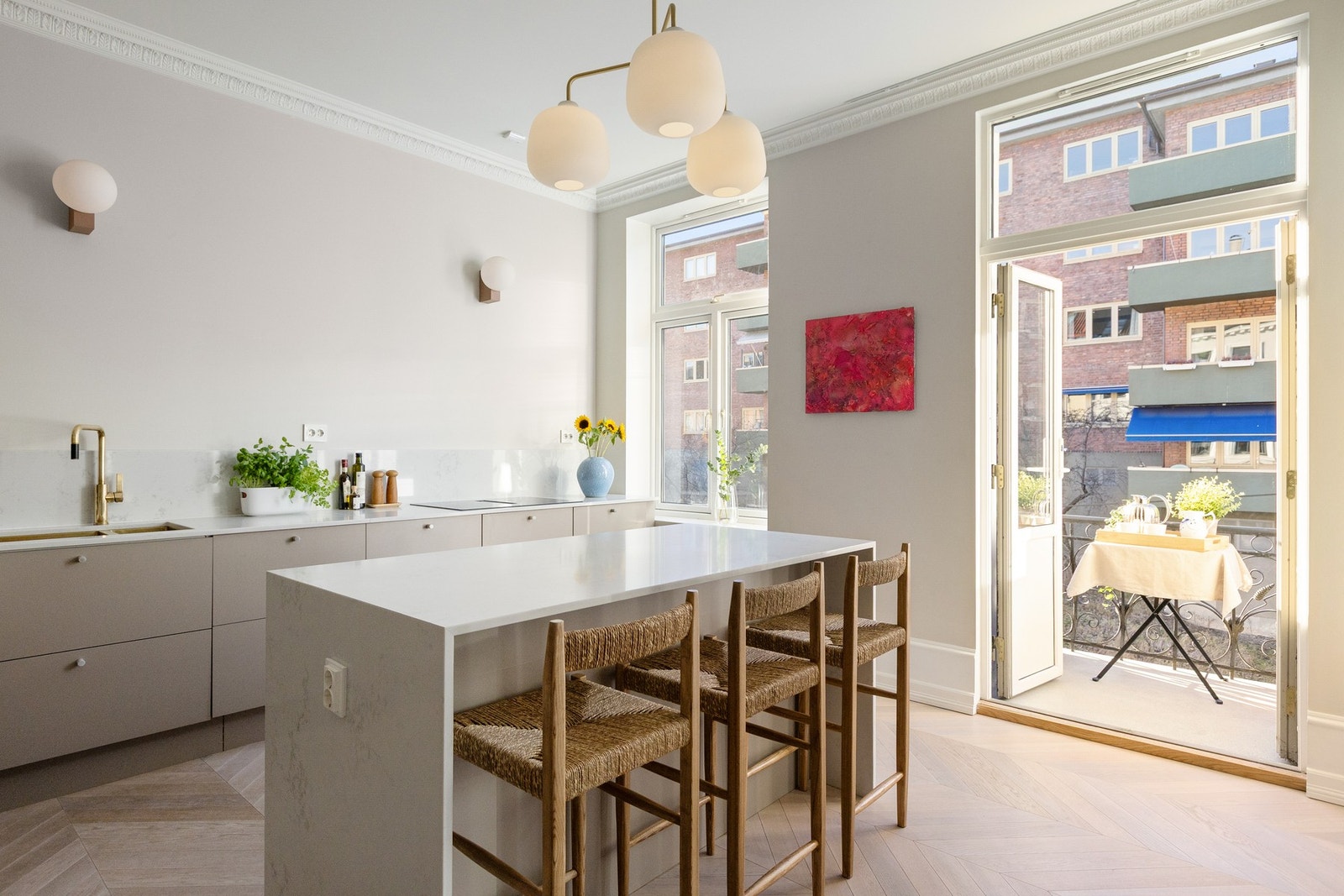 Kjøkkenet har en flott kjøkkentøy som gir kjøkkenet en sosial utforming. Galleribilde