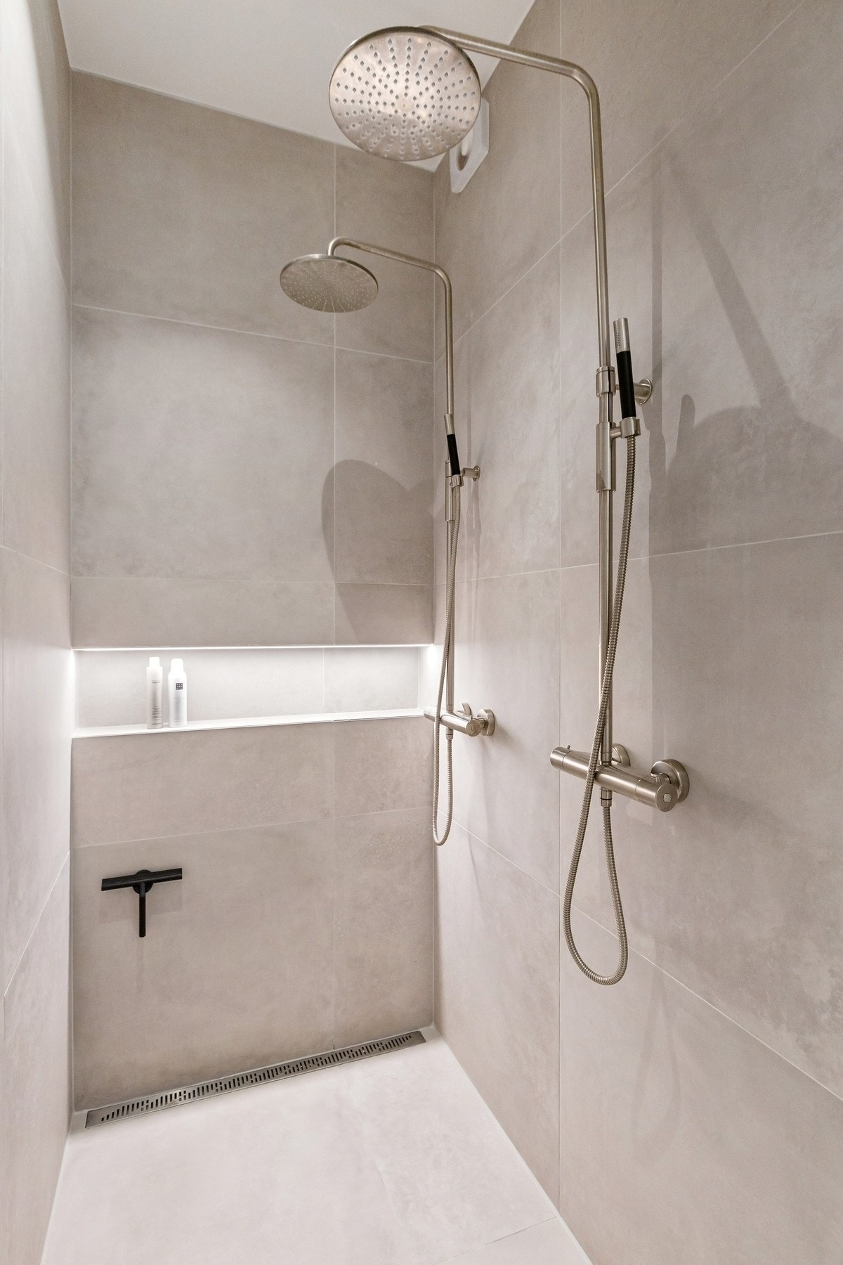 Baderommet har termostatstyrte varmekabler i gulv, downlights i himling. Galleribilde