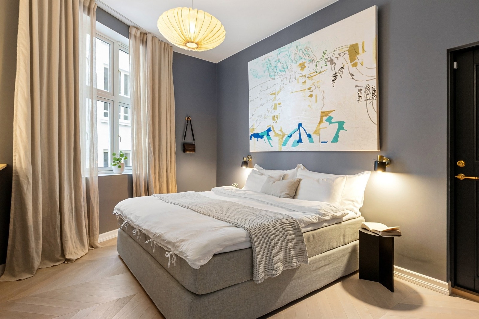 Hovedsoverommet har plassbebygget sminkebord med montert speil på vegg, samt innebygde hyller og skuffer for ekstra oppbevaring. Galleribilde