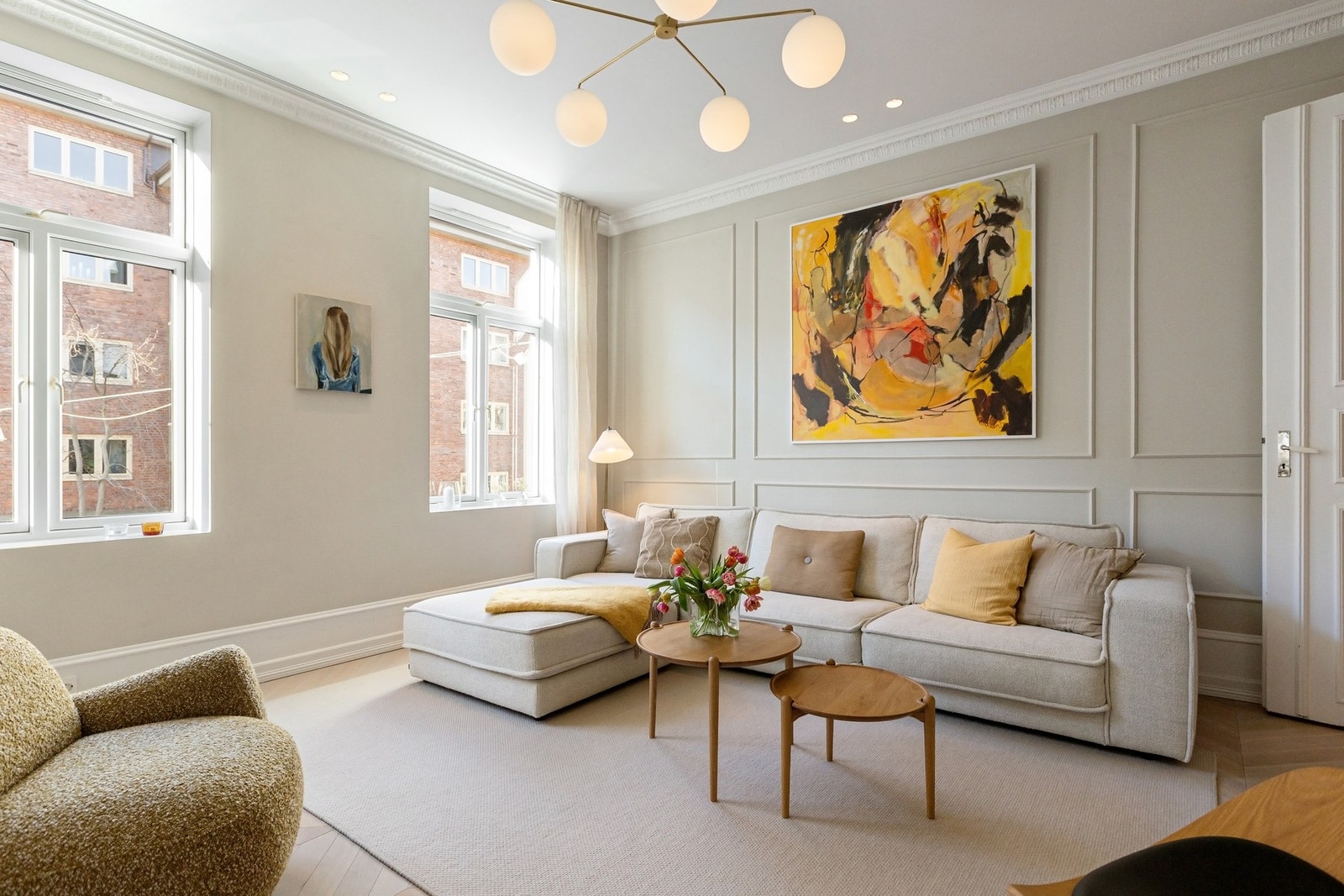 Stuen har flere naturlige møbleringssoner. Galleribilde