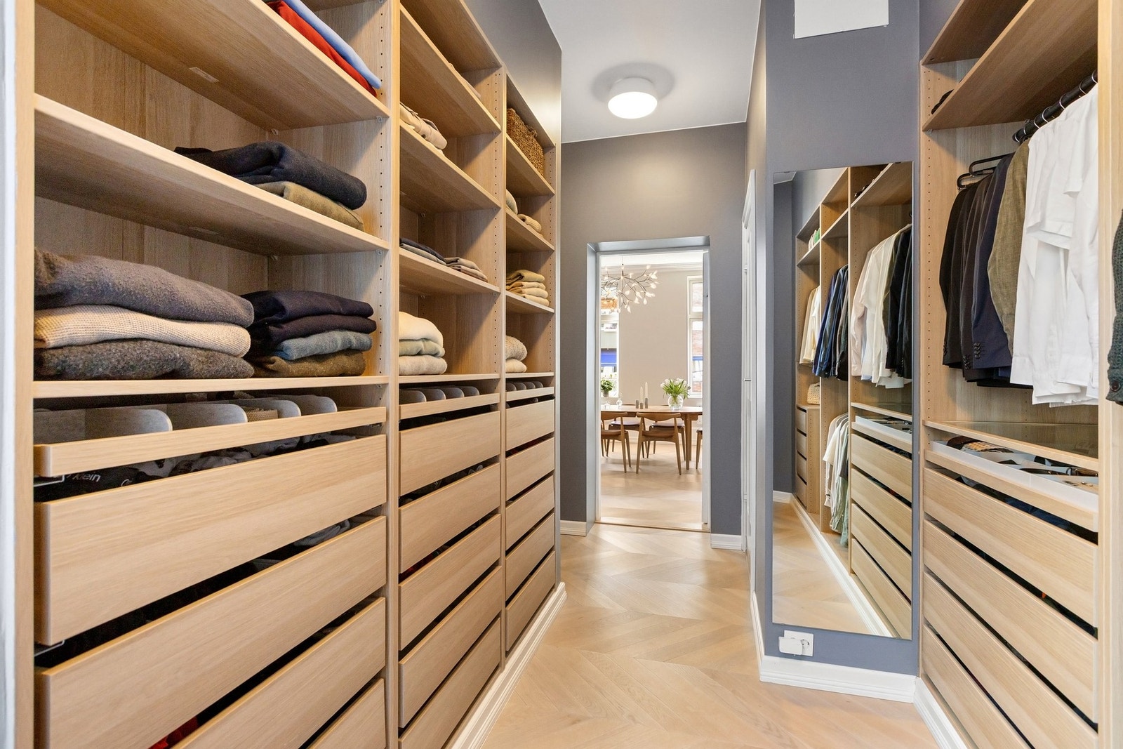 Originalt "pigeværelse" er omgjort til omkledningsrom og det er flyttet vegg for etablering av baderom og utvidelse av opprinnelig baderom. Galleribilde