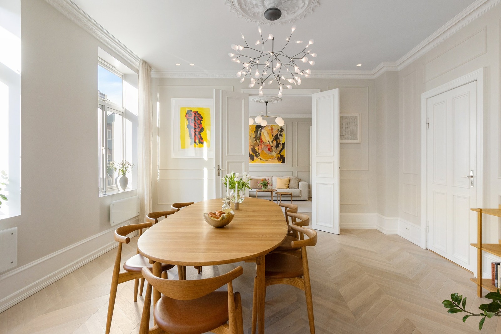 Lekre overflater med pent Chevron gulv levert av Unik Gulv i fiskebeinsmønster, glatte malte overflater i moderne farger og lydisolert himling med innfelte downlights. Galleribilde