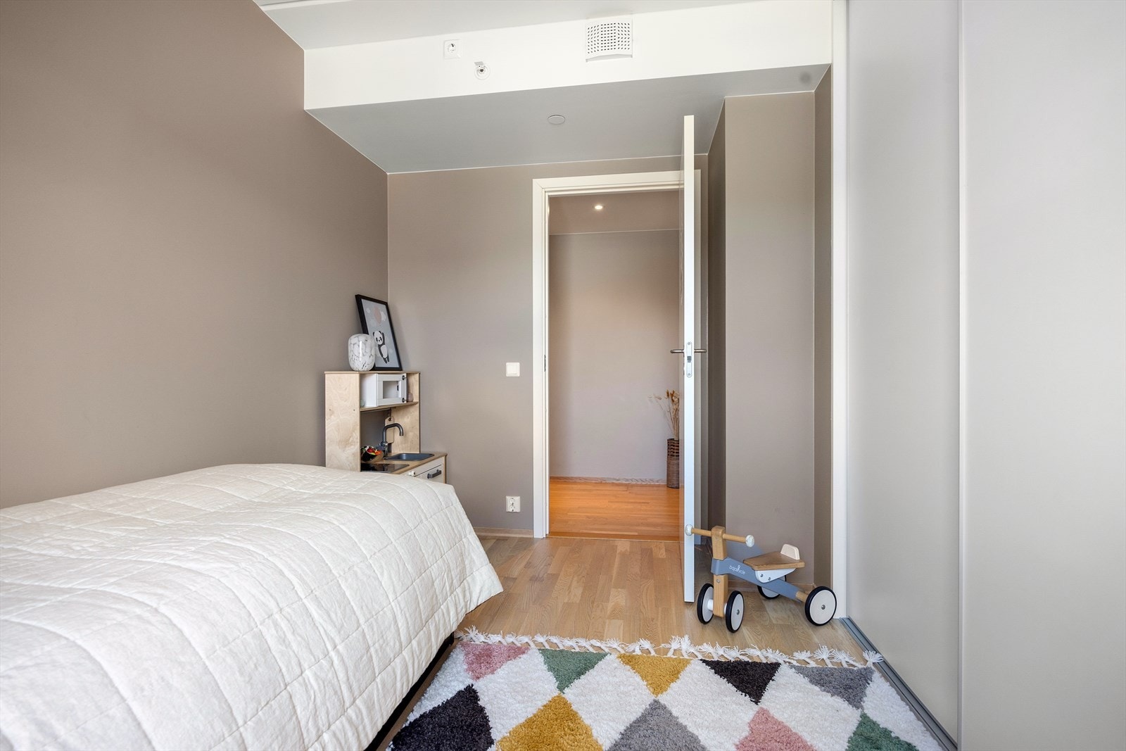 Soverommet har svært god oppbevaringsplass i en romslig skyvedørsgarderobe som holder rommet ryddig og oversiktlig. Galleribilde