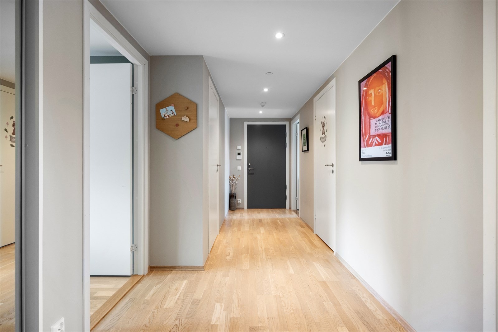 Leiligheten ønsker deg velkommen med en lys og innbydende entré, downlights i himlingen og behagelig vannbåren gulvvarme - detaljer som skaper et svært godt førsteinntrykk. Det er god plass til oppbevaring av yttertøy i den romslige skyvedørsgarderoben. Galleribilde