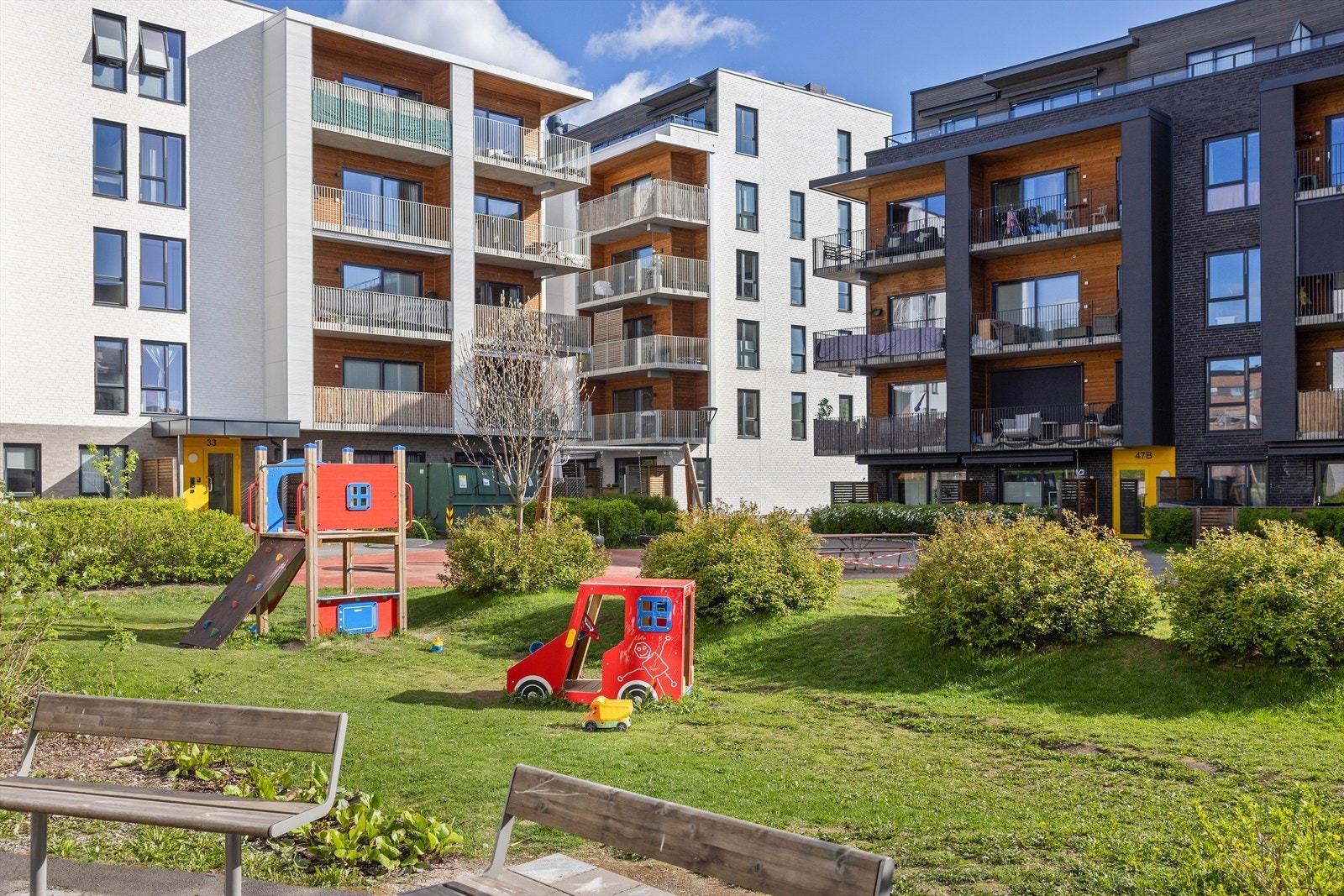 For deg med barn er dette et nabolag med mange fordeler. Her finnes flere barnehager innen kort avstand - både kommunale og private. I 2017 åpnet en splitter ny barne- og ungdomsskole på Vollebekk, og i 2019 sto en ny barnehage klar. Galleribilde