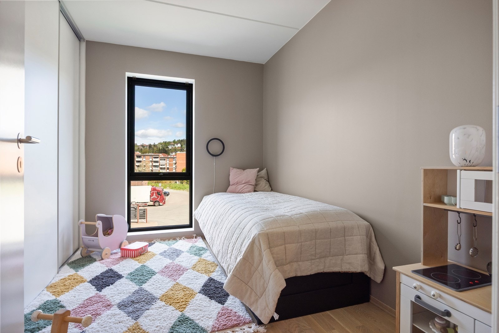 Soverom 2 har også en god størrelse, med plass til seng, oppbevaringsløsninger og øvrig møblement. Galleribilde