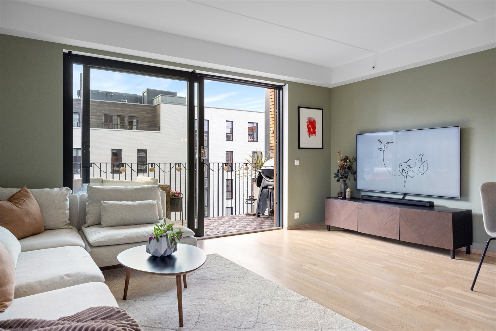 Gulvet er belagt med flott parkett, og overflatene er malt i delikate og moderne fargetoner. Galleribilde