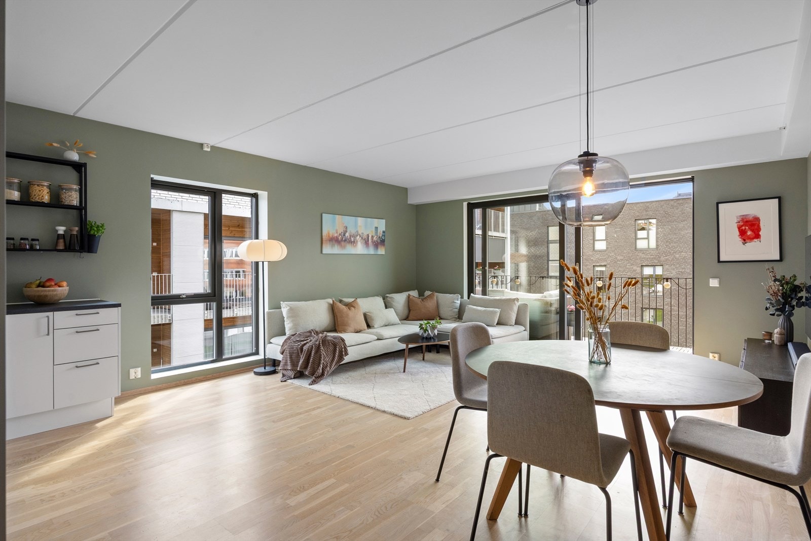 Velkommen til Lunden 37! Dette er en innbydende og attraktiv 4-roms selveierleilighet beliggende i 4 etasje med heisadkomst - sentralt på populære Vollebekk. Galleribilde