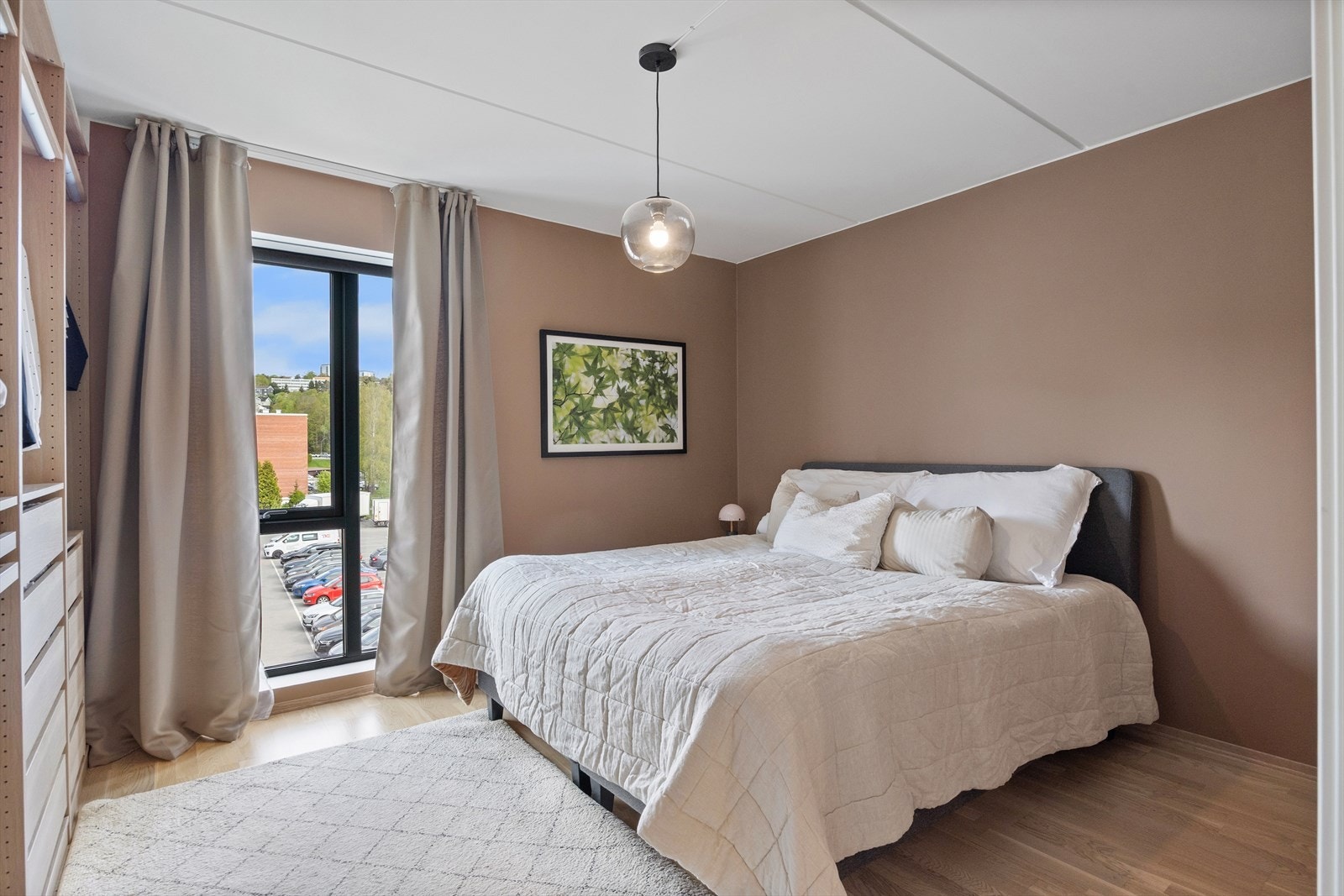 Hovedsoverommet er romslig, med plass til dobbeltseng, nattbord og tilhørende møbler. Galleribilde