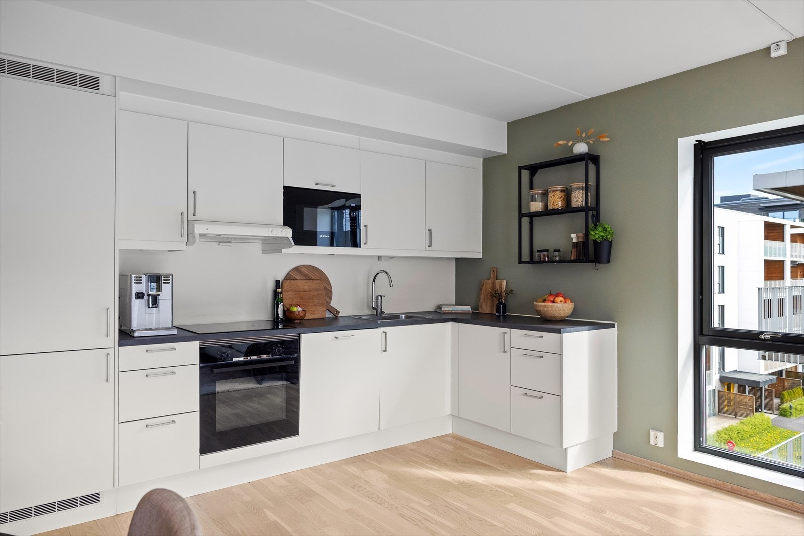 Kjøkkenet har slette fronter og laminat benkeplate med integrert oppvaskkum og ettgreps blandebatteri. Galleribilde