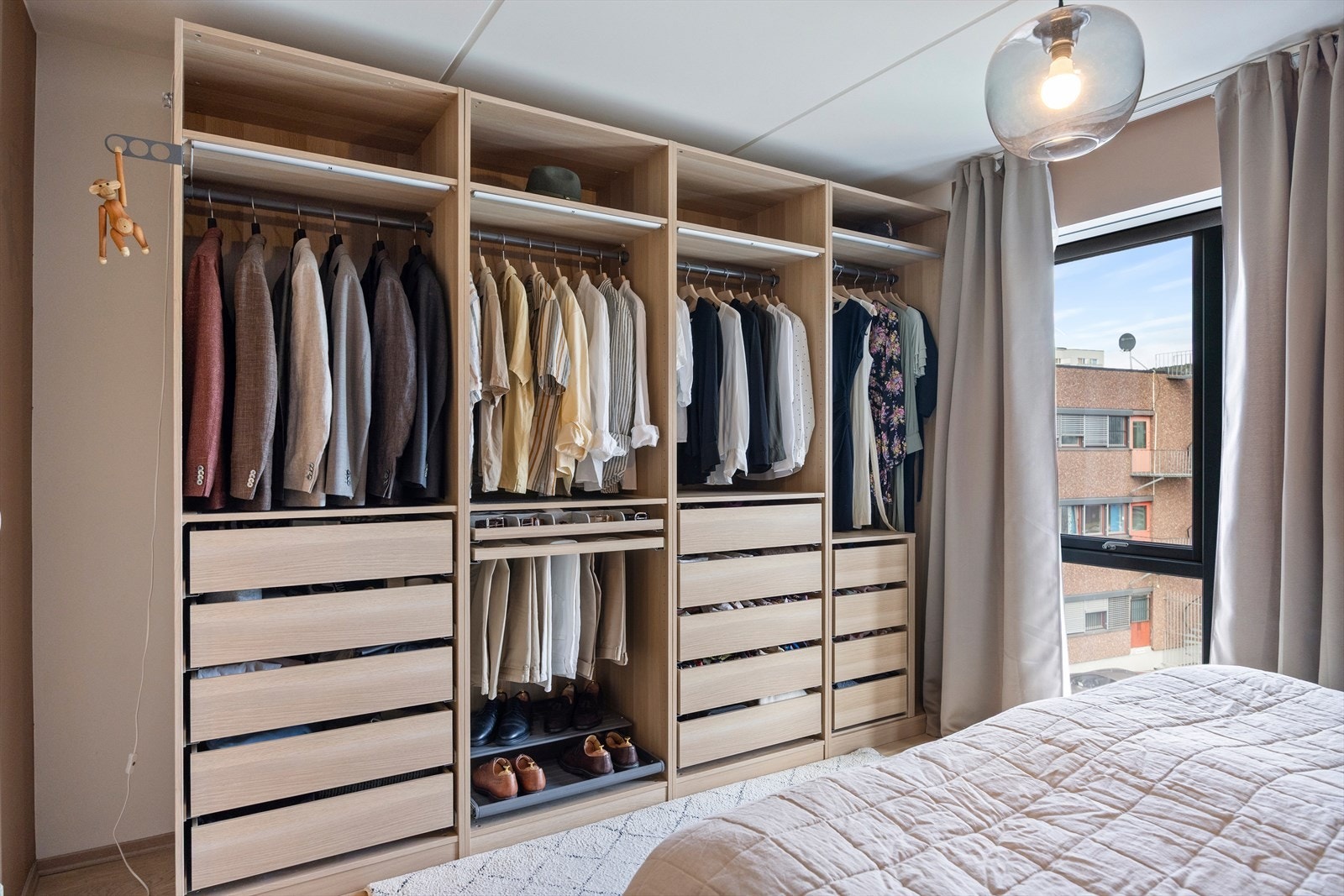 Rommet byr også på god oppbevaringsplass med et åpent garderobeskap som gir enkel tilgang til klær og tilbehør. Galleribilde